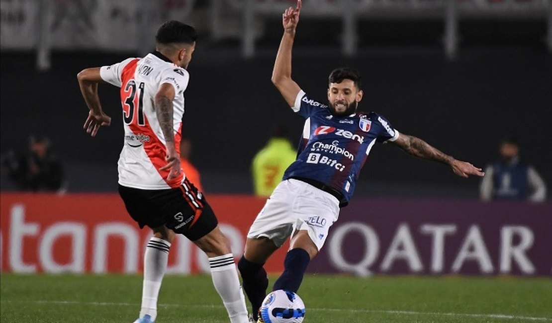 Conmebol pune River por atos racistas contra torcida do Fortaleza