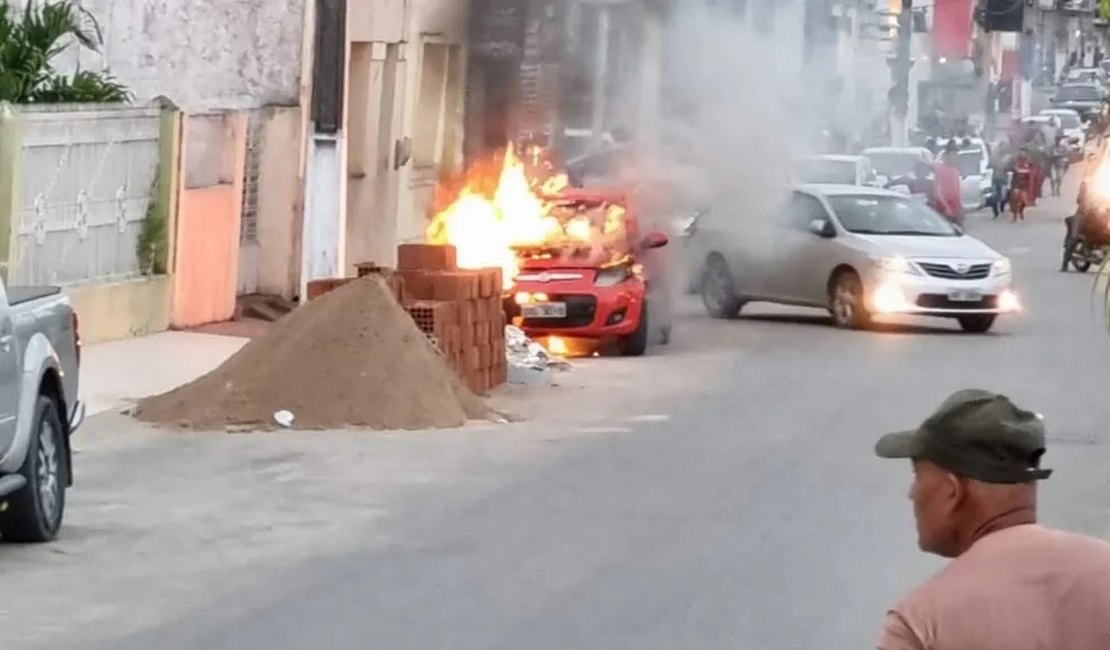 Carro estacionado na rua pega fogo em União dos Palmares