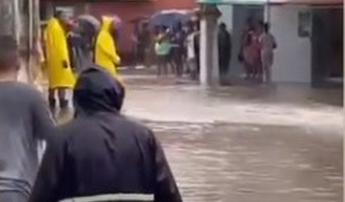 Com ruas inundadas, 90% do comércio de Quebrangulo é retirado do Centro da cidade