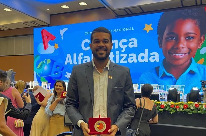 Secretário de Educação vai a Brasília receber premiação - Selo Ouro da Alfabetização