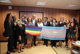 Resolução do MEC permite que transexuais e travestis usem o nome social