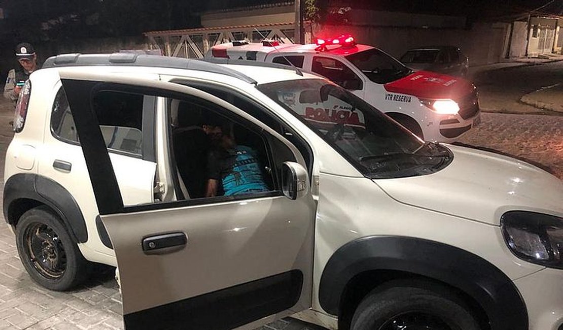Dentro de carro, homem é morto a tiros na frente da filha no Sertão de Alagoas