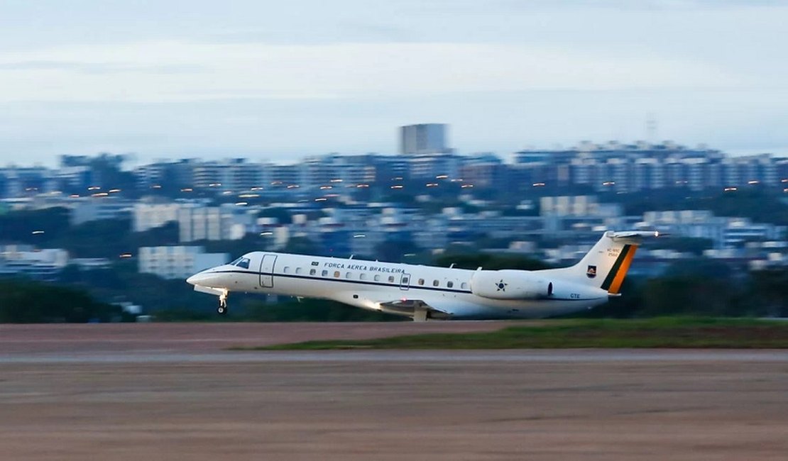 Ministros de Lula usam avião da FAB para esticar fim de semana em casa