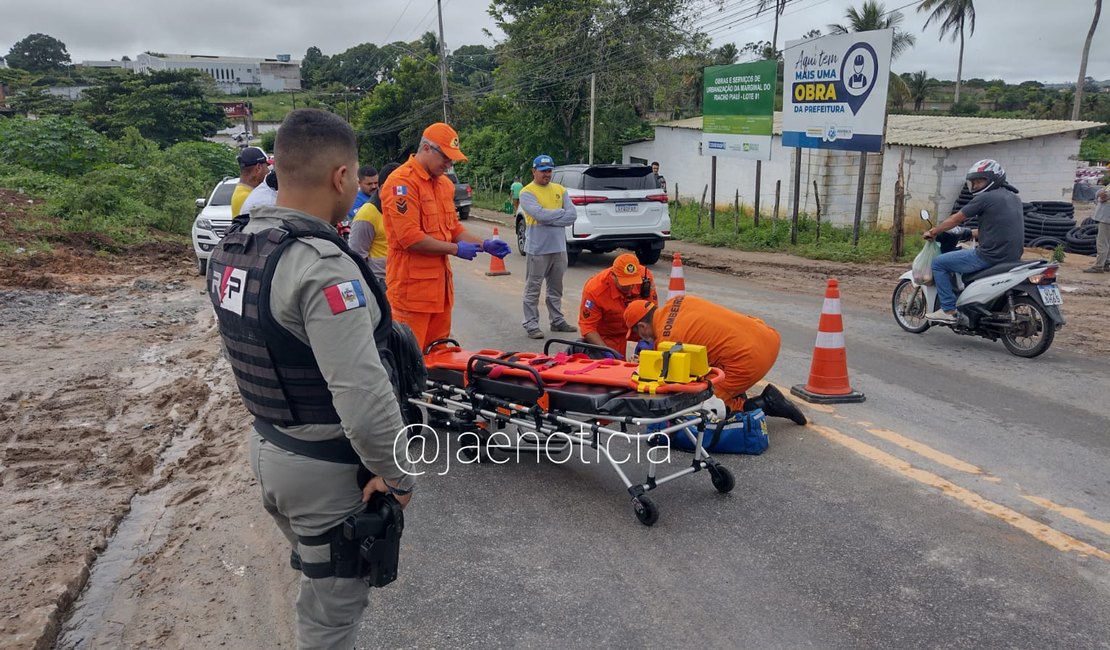 Mulher fica ferida ao sofrer queda de moto na Ladeira do Claudionor, em Arapiraca