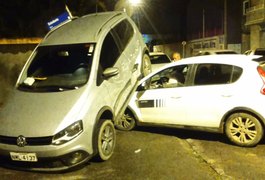 Veículo avança sinal vermelho e causa acidente, no bairro São Luiz, em Arapiraca