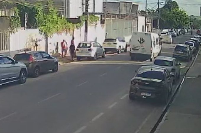 VÍDEO: Câmera de segurança flagra furto de objetos em carro na Avenida Rio Branco, em Arapiraca