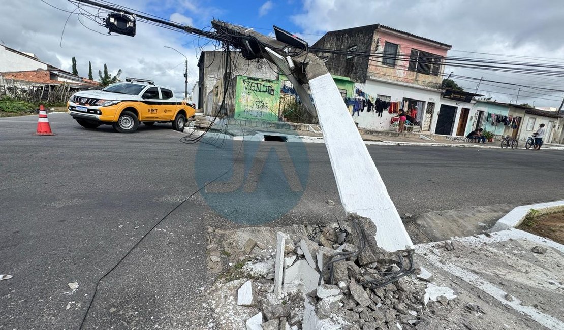 Caminhão atinge fiação elétrica e poste fica danificado no bairro São Luiz I, em Arapiraca