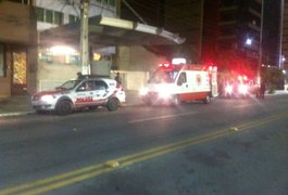 Homem é espancado após causar tumulto na orla da capital