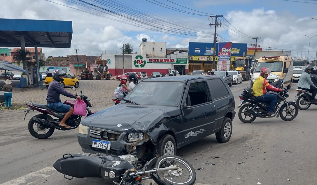 Colisão entre carro e moto deixa motociclista ferido na AL 220, em Arapiraca