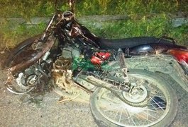 Dois morrem após moto colidir de frente com picape na AL-220