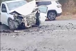 Um motorista morre e outro fica ferido em forte colisão na BR-423, no Sertão de Alagoas