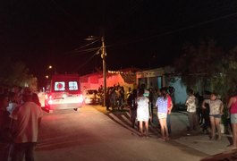 Criança morre após ser alvejada por disparos de arma de fogo na frente de casa, em Arapiraca