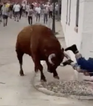 VÍDEO. Mulher 'distraída' no celular é atacada por touro na Espanha