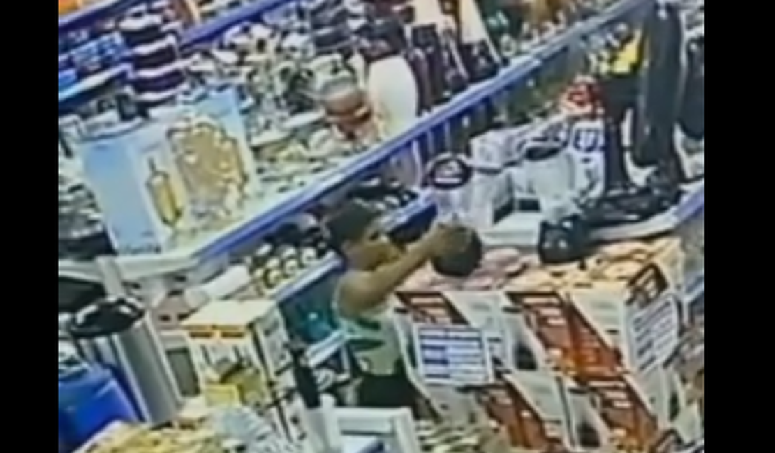 Vídeo. Mulher é flagrada furtando liquidificador de loja em Arapiraca