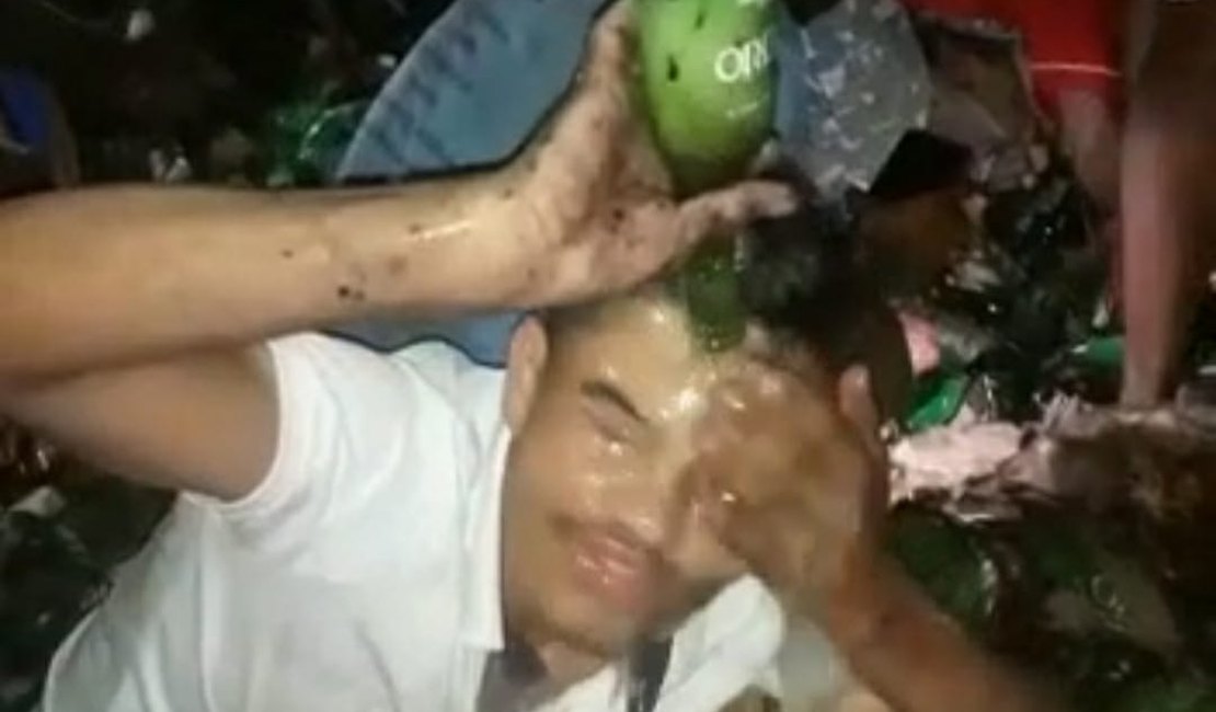 VÍDEO: Homem lava o rosto com cerveja durante saque a semirreboque no interior de Alagoas