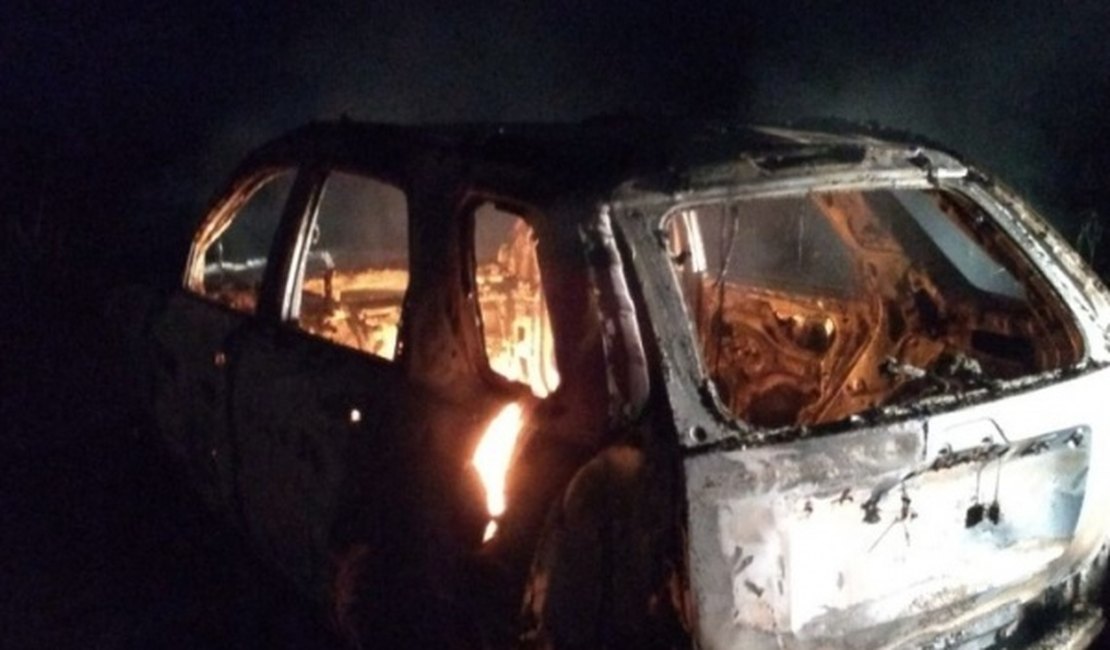 Bandidos tomam veículo de militar durante assalto em Atalaia e ateiam fogo