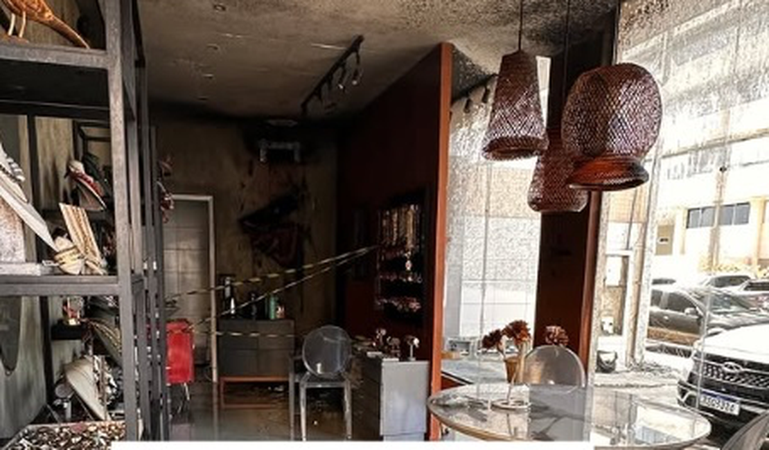 Incêndio atinge loja de roupas na Jatiúca e destrói estrutura