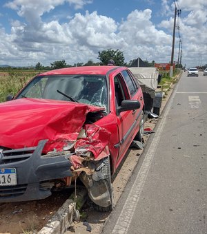 Veículo de passeio para antes da faixa de pedestres e é atingido por outro na AL-220, em Arapiraca