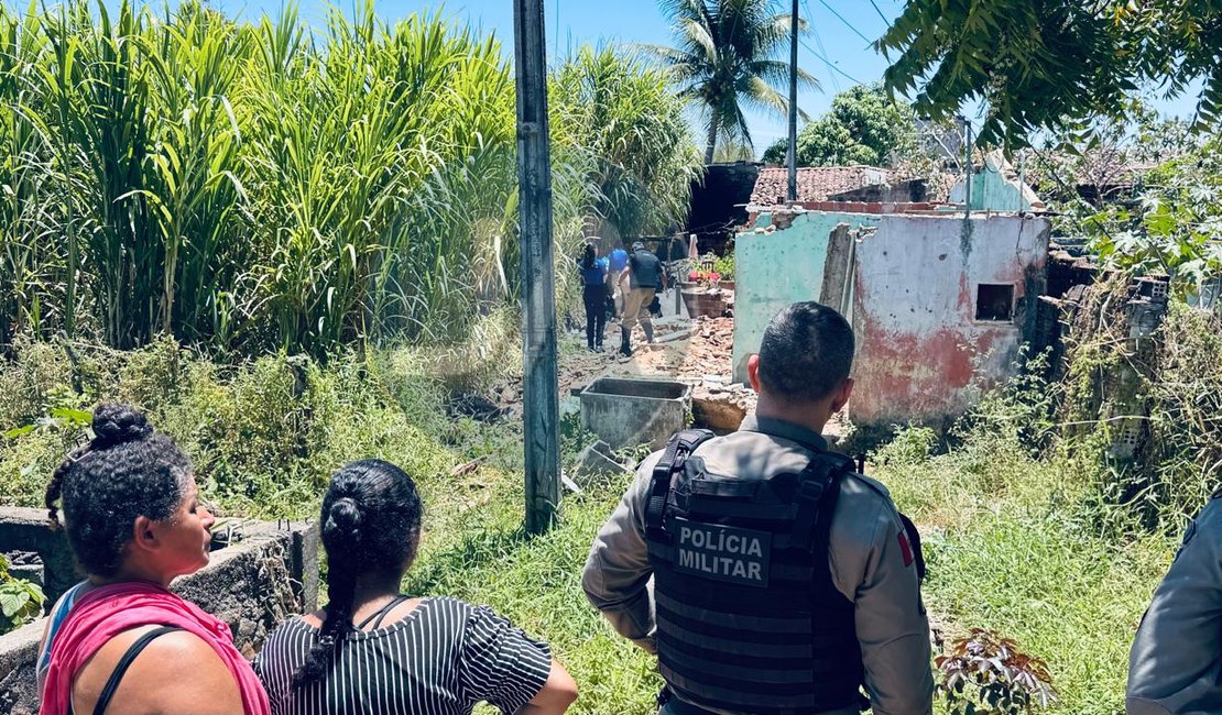 Idoso é encontrado morto no sofá de residência em Palmeira dos Índios; vítima teria sido atingida por golpes de facão