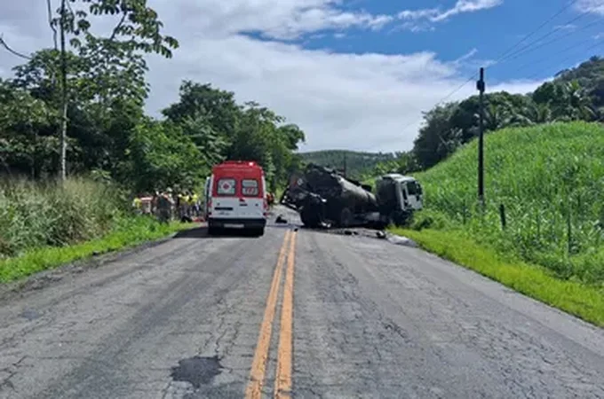 Acidente envolvendo quatro veículos deixa feridos e interdita trecho da AL-424 entre Cajueiro e Viçosa