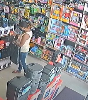 Vídeo. Mulher é flagrada por câmera de segurança furtando objetos em loja no Centro de Arapiraca