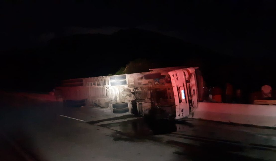 Caminhão tomba e motorista fica ferido na BR-101, em Flexeiras