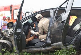 Gravíssimo acidente entre automóvel e carreta deixa um morto e quatro feridos na AL-120