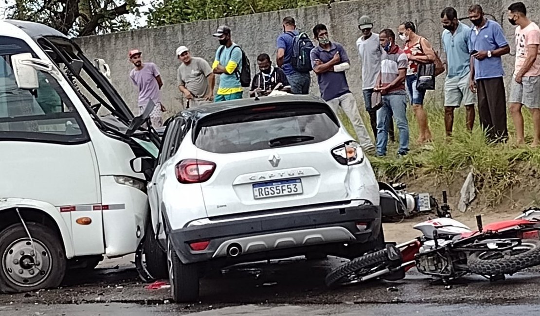 Acidente envolvendo sete veículos deixa vários feridos em Maceió