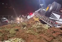 Caminhão com mais de 1 tonelada de maconha tomba em frente a Batalhão da PM em Minas