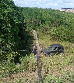 Condutor de veículo de passeio perde o controle do automóvel e cai em ribanceira, em Arapiraca