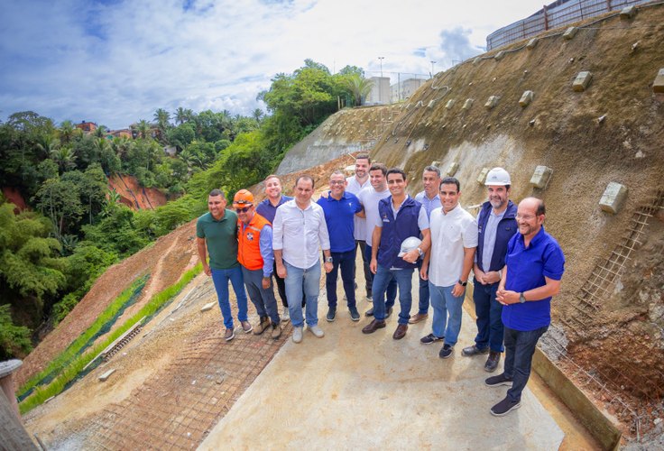 Prefeito JHC visita obras da Encosta dos Palmares e afirma que prioridade é a segurança dos moradores