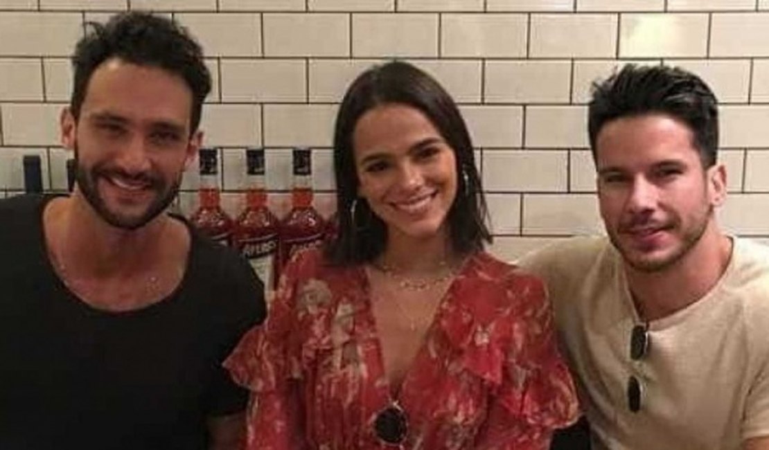 Bruna Marquezine se reúne com decoradores em Paris