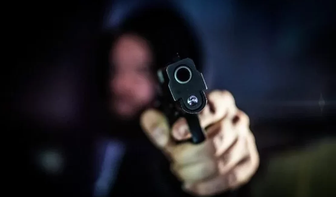 Grupo com aproximadamente 10 criminosos atira contra jovem na parte alta de Maceió