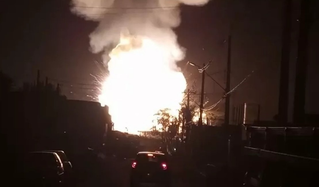 VÍDEO. Caminhão explode em posto de combustíveis e deixa 4 feridos graves