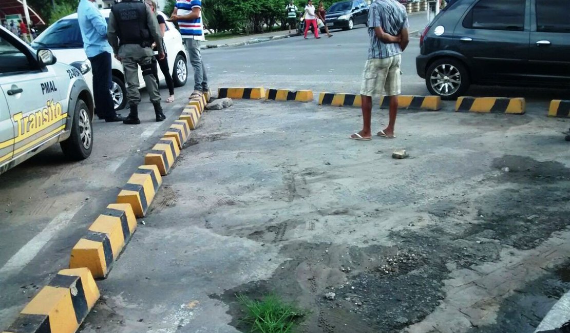 Motorista avança sinal e colide contra carro no Centro de Arapiraca
