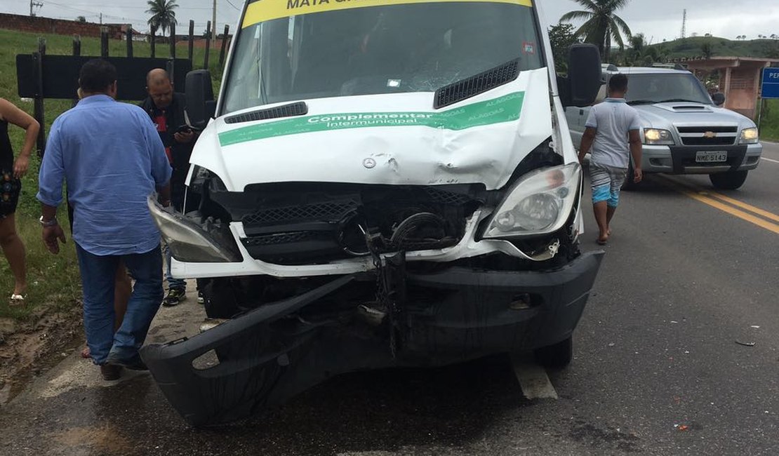 Motociclista morre ao colidir moto em van de transporte alternativo