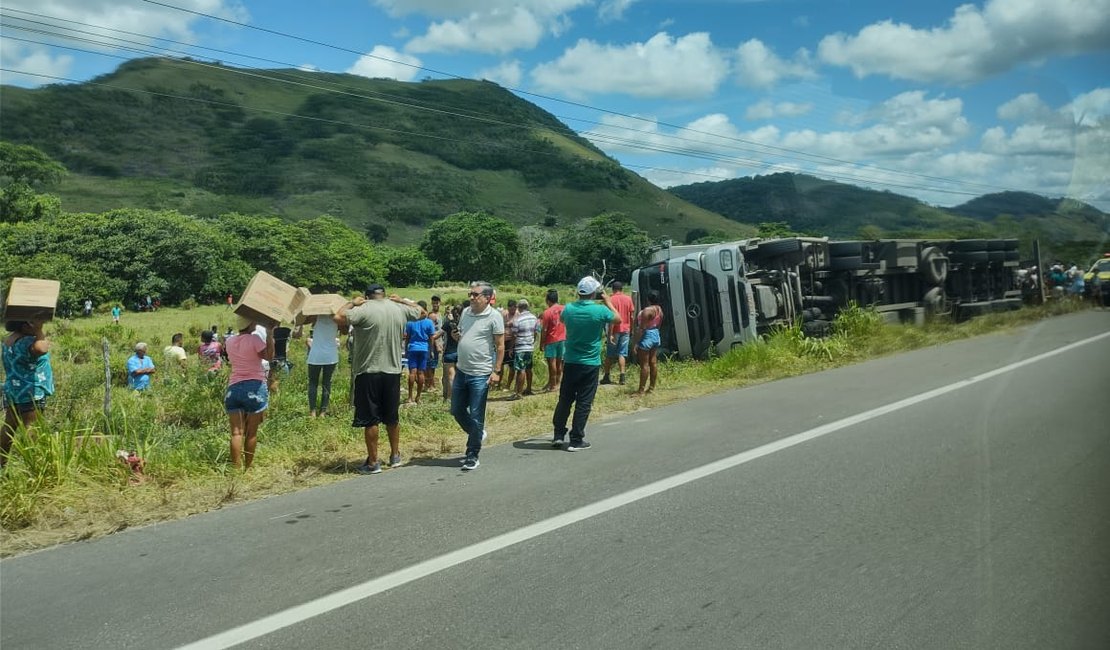 Carreta com óleo de soja tomba e carga é saqueada em rodovia alagoana