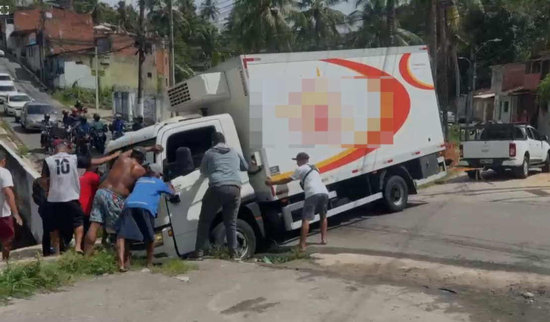 Caminhão fica preso em buraco de esgoto após motorista seguir orientações de GPS, em Maceió