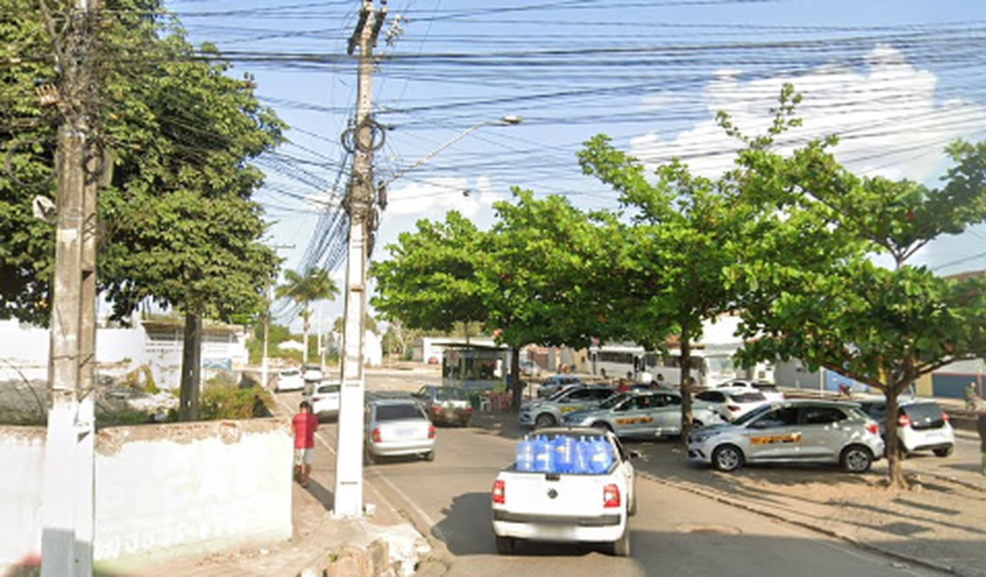 Homem sofre tentativa de homicídio em frente ao antigo Clube dos Fumicultores, em Arapiraca