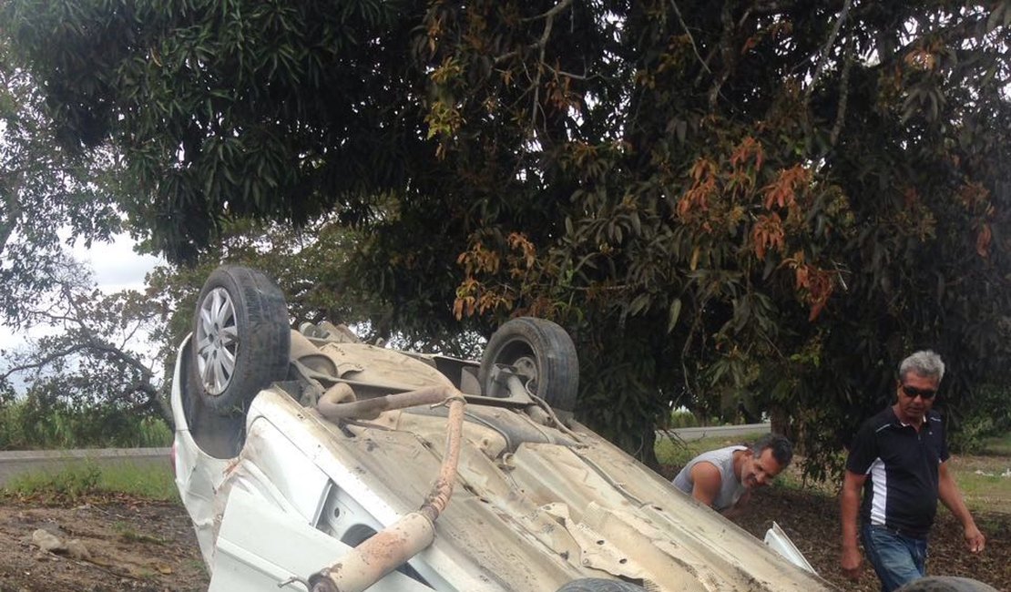 Dupla rouba carro, troca tiros com a polícia e se envolve em acidente na BR-316, em Alagoas