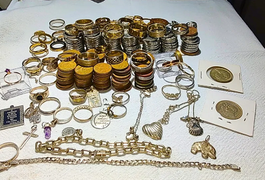 Homem que faz 'caça ao tesouro' com detector de metal na praia quer lucrar R$ 1 milhão em Balneário Camboriú