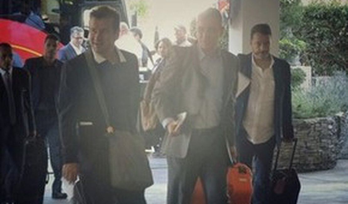 Dunga e Fabinho chegam aos EUA com a Seleção para a Copa América