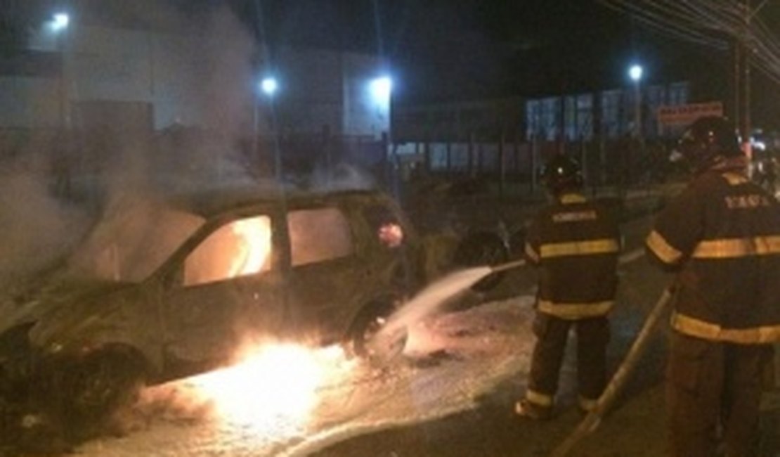 Veículo pega fogo na avenida Durval de Góes Monteiro