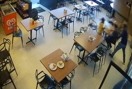 VÍDEO: Policial é atacado com mata-leão e desarmado durante assalto em Marechal Deodoro