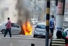 Carro incendeia perto da Praça do Pirulito após possível pane elétrica