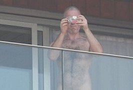 Estilista de Rihanna aparece completamente despido em sacada de hotel