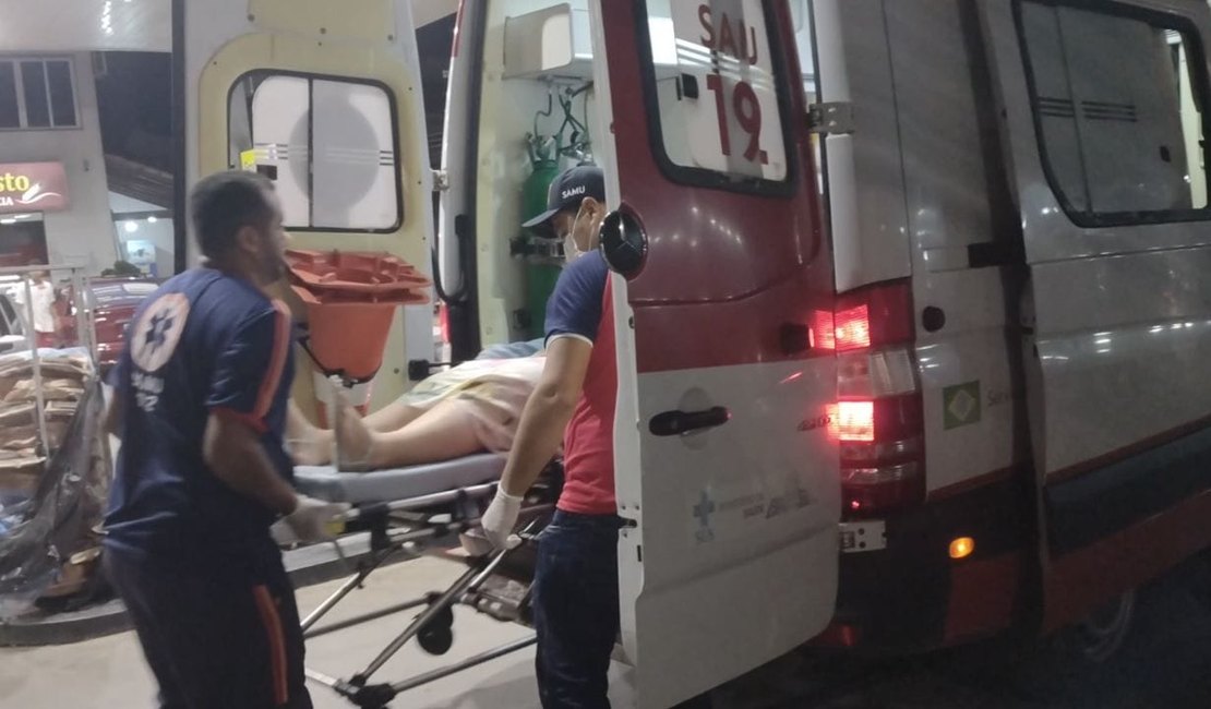 Colisão entre veículo de passeio e motocicleta deixa duas pessoas feridas, em Arapiraca