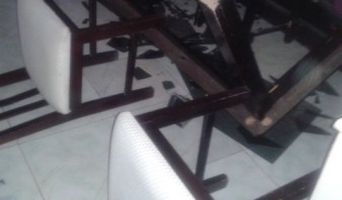 Mãe denuncia filho após ele quebrar móveis de casa e ameaça-la