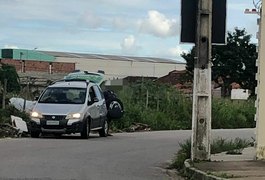 Motorista para carro nas margens de via em Arapiraca para jogar lixo em terreno; ato configura crime ambiental