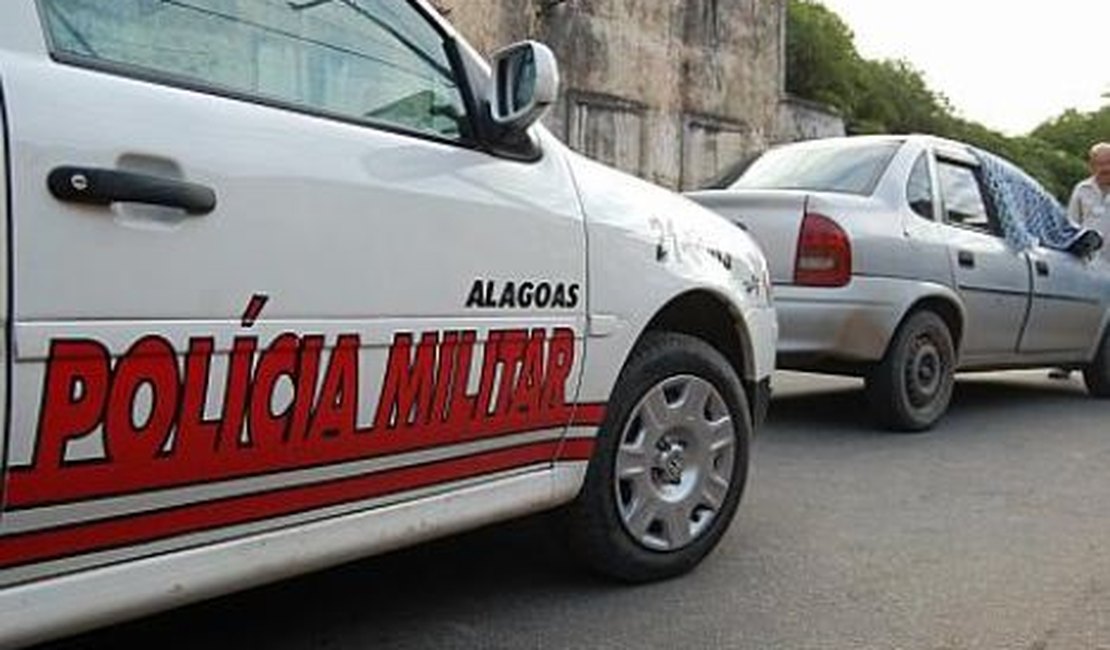 Militares apreendem arma e motocicleta roubada em Maceió